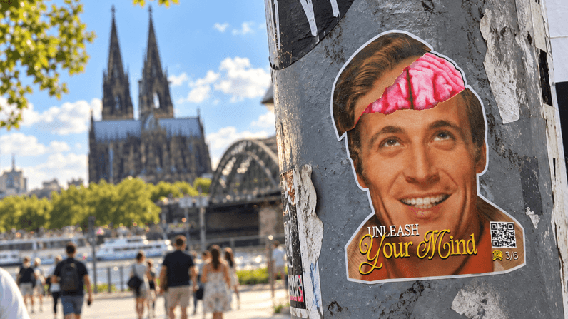 A Pantaloon sticker with a QR code on a lamppost in Cologne during Gamescom
